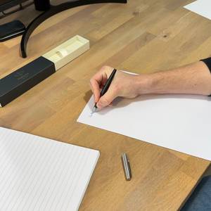 Schreiben mit dem Parker-Füller auf einem Blatt Papier.