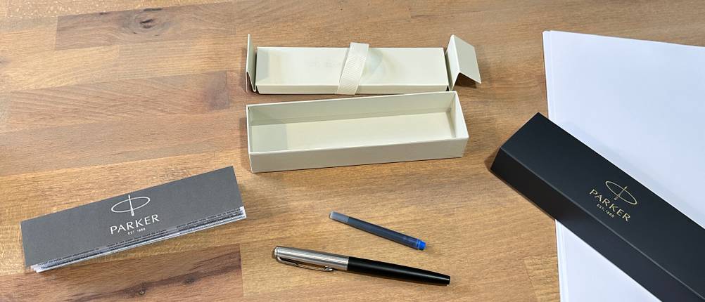 Der Lieferumfang des Parker-Füllers liegt auf einem Schreibtisch.