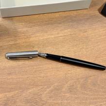 Der Parker-Füller liegt auf einem Schreibtisch.