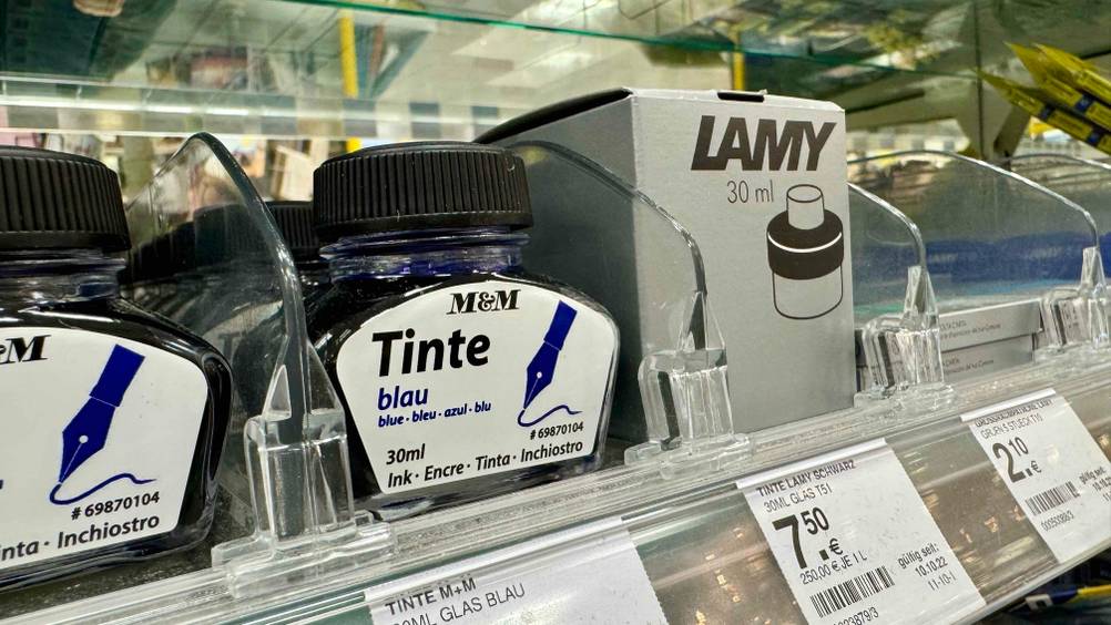 In einem Verkaufsregal neben anderen Marken steht die getestete Füller-Tinte.