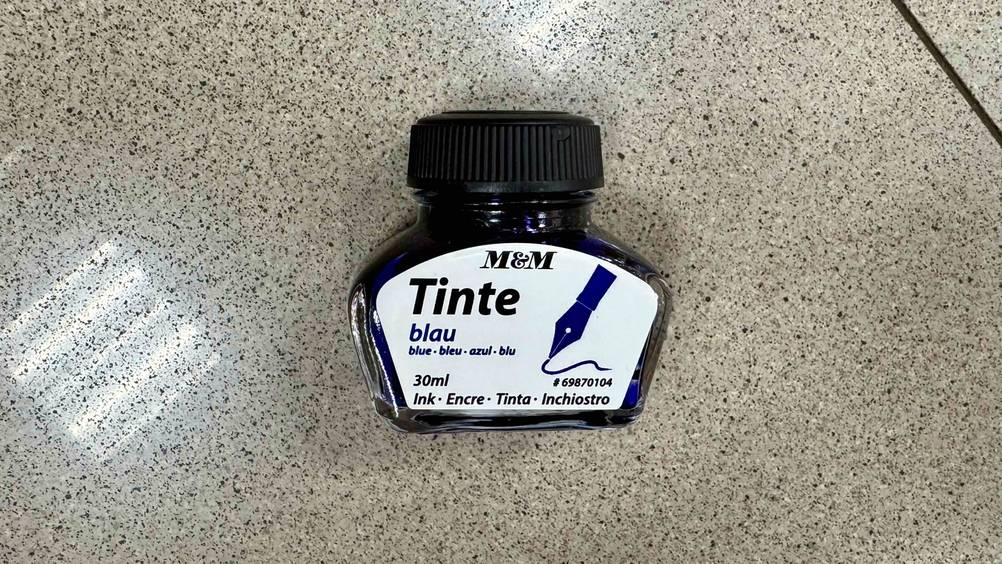 Ein Fass der getesteten Füller-Tinte auf einem Fließenboden.