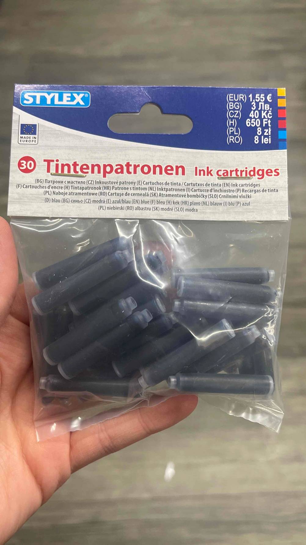 Füller-Tinte getestet: Nahaufnahme der transparenten Verpackung, von einer Hand gehalten.