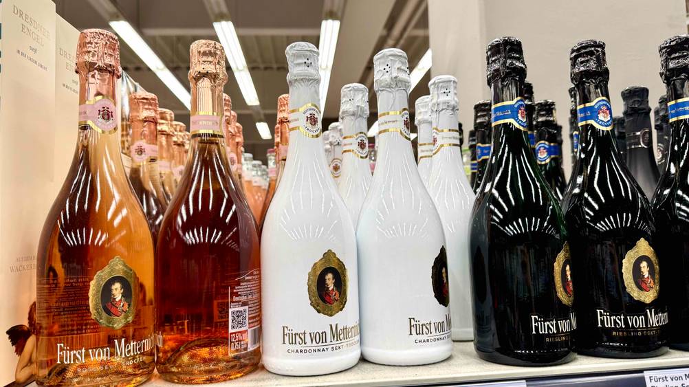 Mehrere Flaschen des Fürst-von-Metternich-Sekt im Test auf einem Verkaufsregal.
