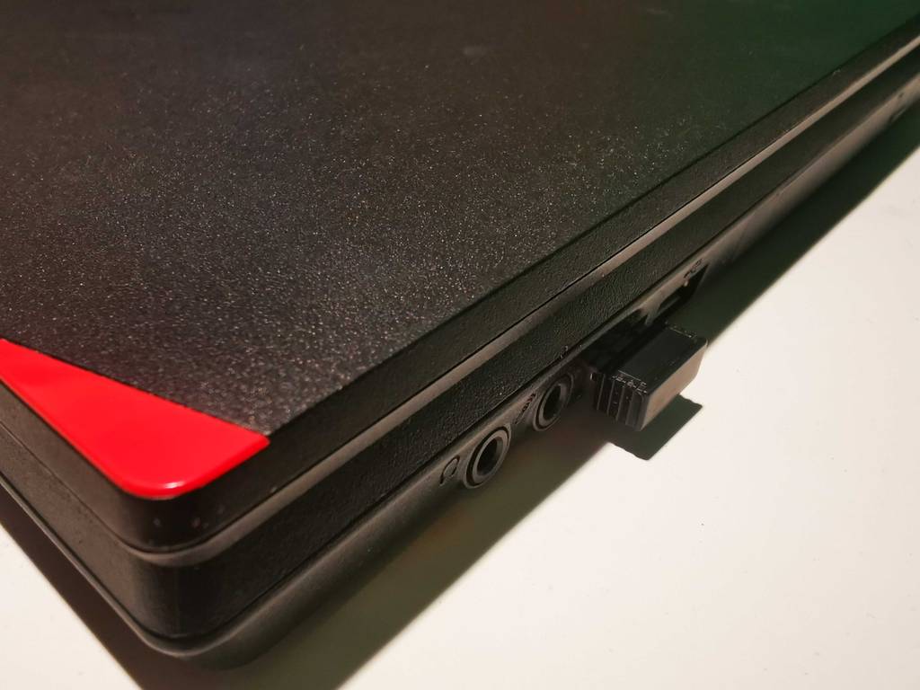 Laptop i5 im Test: Detailansicht einer Ecke und Blick auf Aux- und USB-Anschluss.
