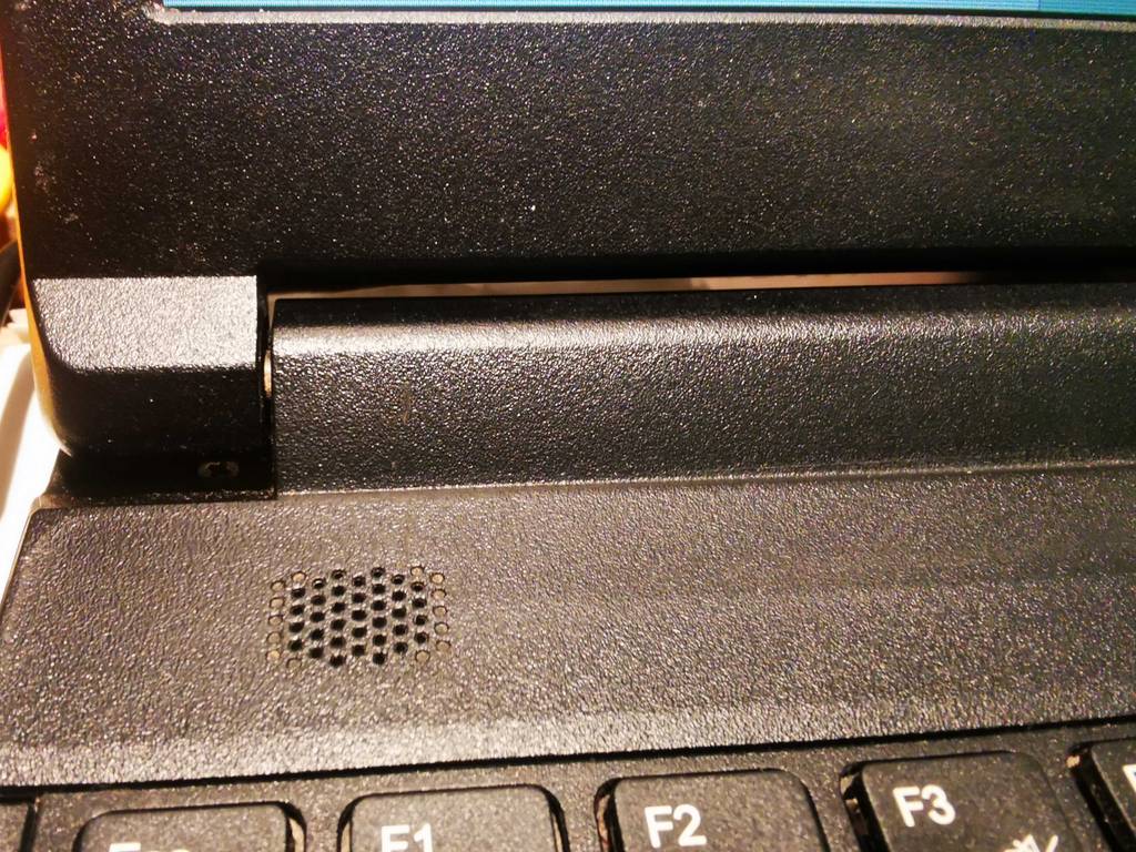 Detailansicht des kleinen Lautsprechers über der Tastatur eines getesteten Laptop i5.