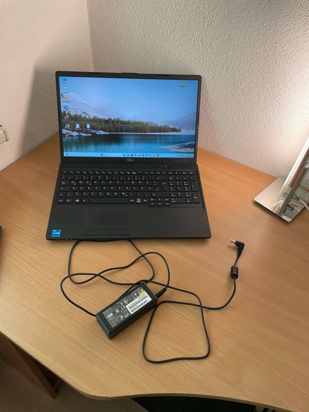 Getestet: Ein Fujitsu-Lifebook steht eingeschaltet auf einem Holztisch.