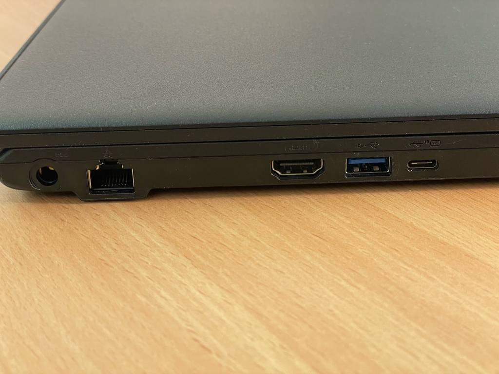 Blick auf die Anschlüsse eines Fujitsu-Lifebook im Test.