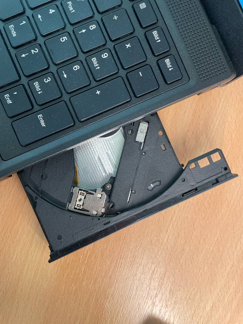 Fujitsu-Lifebook-Test: Das CD-Fach ist geöffnet.