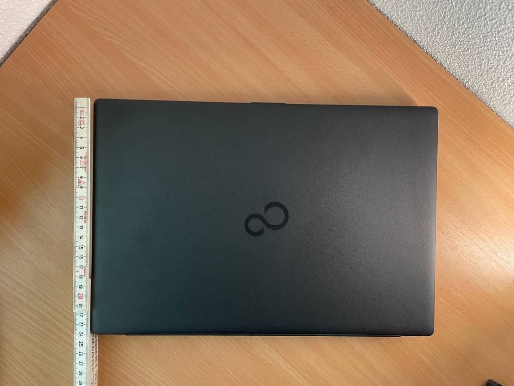 Blick von oben auf ein getestetes Fujitsu-Lifebook, daneben ein Meterstab zur Maßangabe.