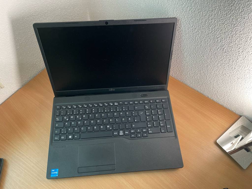 Im Test: Blick von oben auf ein ausgeschaltetes Fujitsu-Lifebook.
