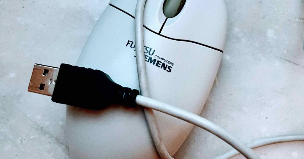 Detailansicht des USB-Steckers einer getesteten PC-Maus inklusive Kabel.