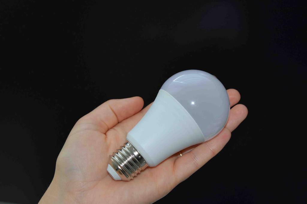 Energiesparlampe-Test: Energiesparlampe Fulighture liegt in einer Hand.