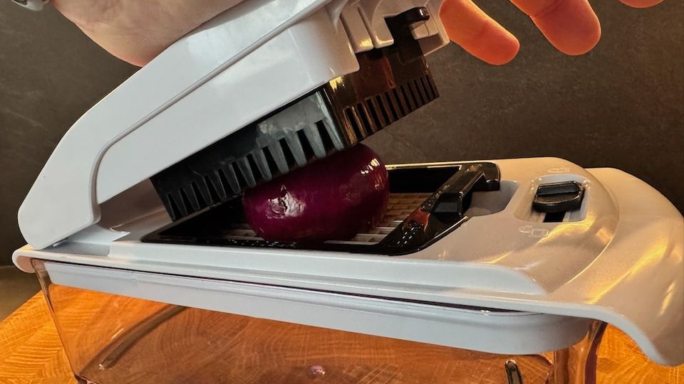 Zwiebel wird mit dem Fullstar-Gemüseschneider geschnitten