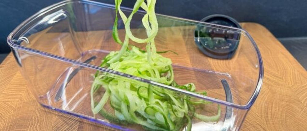 Gurken-Spiralen im Behälter des Fullstar-Gemüseschneiders