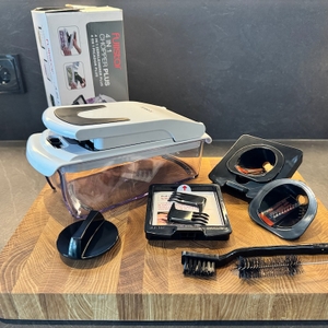 Sämtliches Zubehör und Karton des Fullstar-Gemüseschneiders