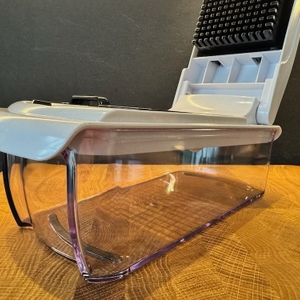 Geöffneter Behälter des Fullstar-Gemüseschneiders