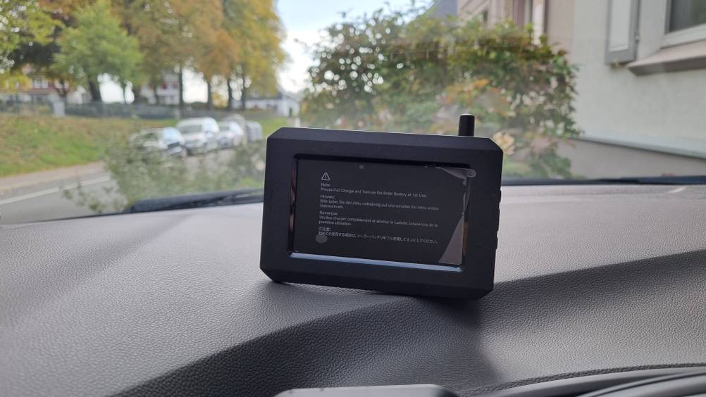 Display einer Funk-Rückfahrkamera im Auto