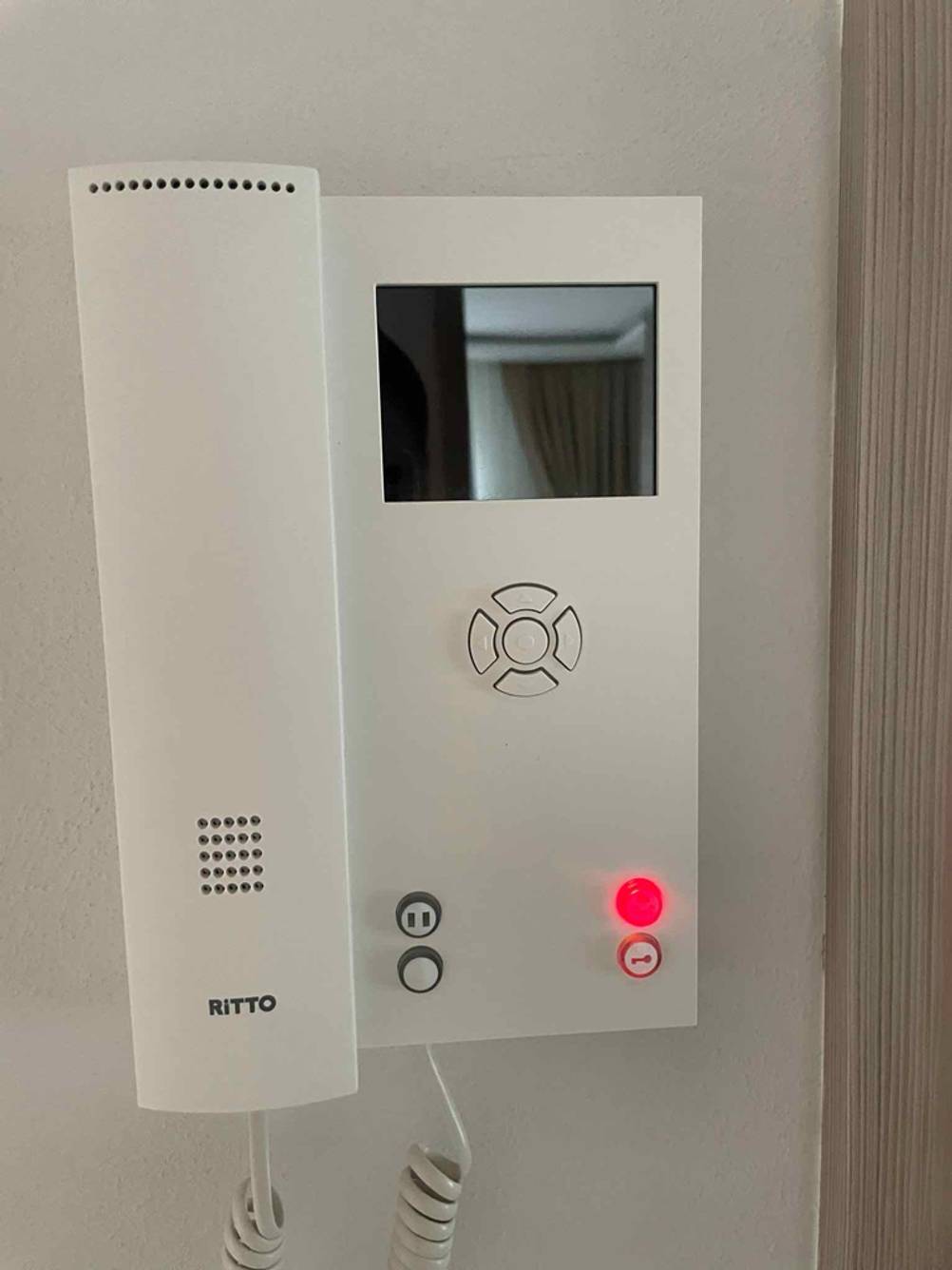 Getestet: Eine Funk-Video-Türsprechanlage an einer hellen Wand montiert.