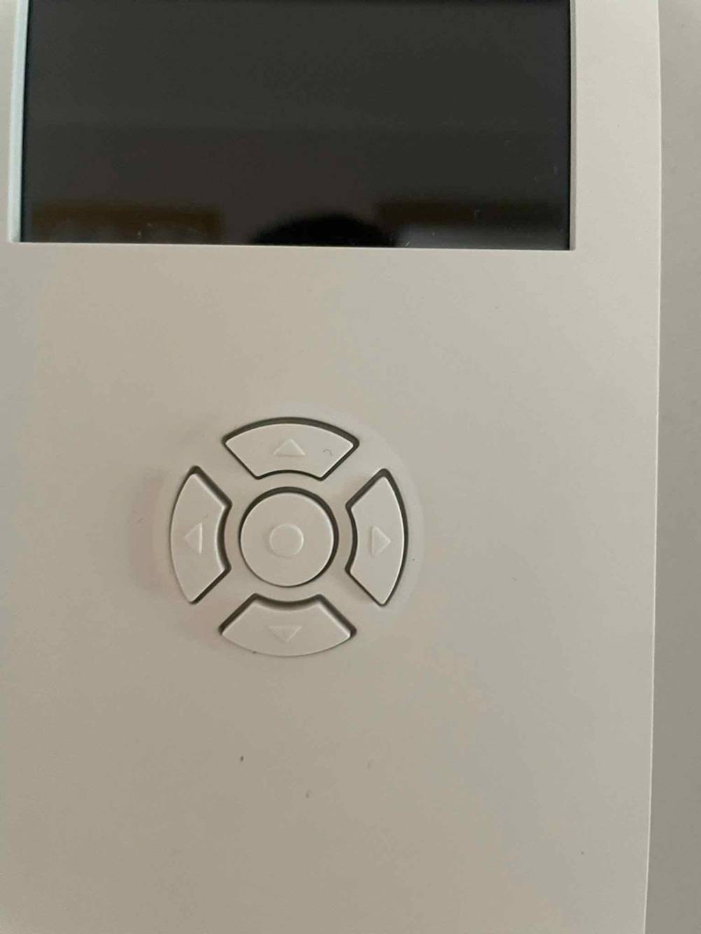 Funk-Video-Türsprechanlage getestet: Nahaufnahme der Bedienelemente unterhalb des Displays.