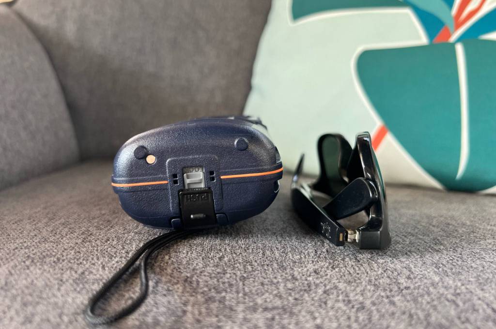 Auf der Couch befindet sich ein getestetes Funkgerät neben einer Sonnenbrille. 