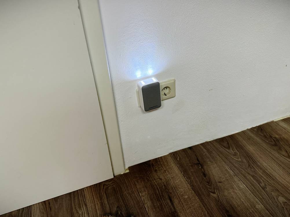 Die LED der Funkklingel von Honeywell leuchtet hell auf.