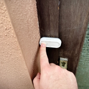 Die Funkklingel von Honeywell wird bedient.