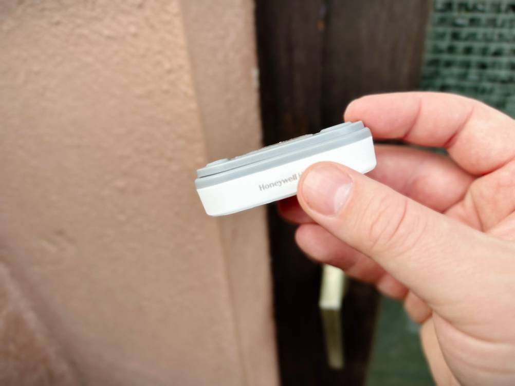 Der Sender der Honeywell-Funkklingel wird im Profil hochgehalten.