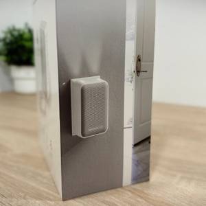 Eine Nahaufnahme der Verpackung der Honeywell-Funkklingel zeigt den edlen Empfänger
