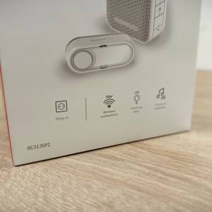 Die Nahaufnahme der Verpackung der Honeywell-Funkklingel zeigt den Sender sowie einige Produkteigenschaften.