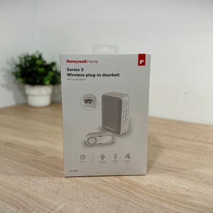 Die Verpackung der Honeywell-Funkklingel steht auf einem Tisch.