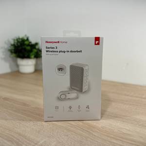 Die Verpackung der Honeywell-Funkklingel steht auf einem Tisch.