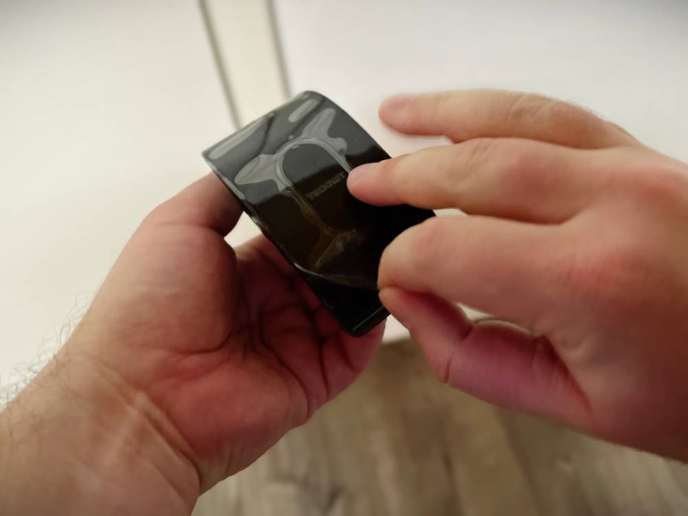 Die Schutzfolie des Empfängers der Tecknet-Funkklingel wird abgezogen.