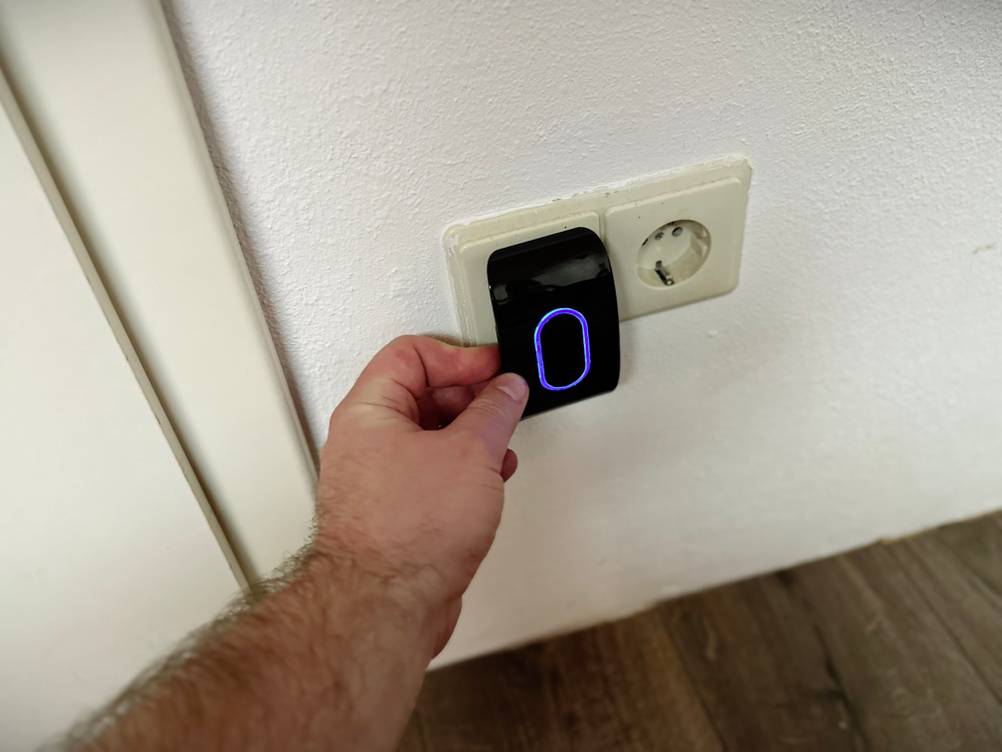 Die Lautstärke des Empfängers der Tecknet-Funkklingel wird durch 2 Tasten an der Seite eingestellt.