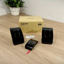 Der Lieferumfang der Tecknet-Funkklingel liegt auf einem Tisch.