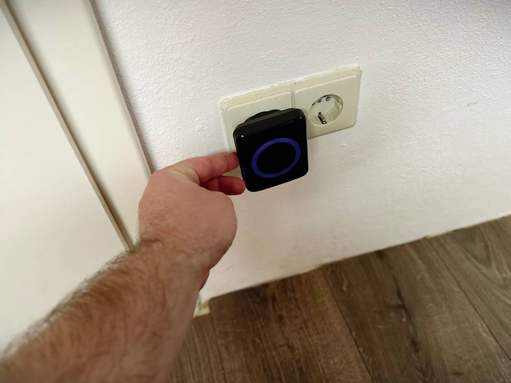 Die Funkklingel von Voxon wird durch zwei Tasten an der Seite eingestellt.