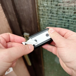 Das Klebeband zur Befestigung der Funkklingel von Voxon wird angebracht.