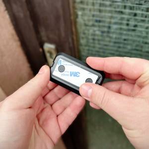 Das Klebeband zur Befestigung der Funkklingel von Voxon wird angebracht.