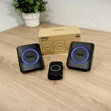 Der gesamte Lieferumfang der Funkklingeln von Voxon ist auf einem Tisch ausgebreitet.