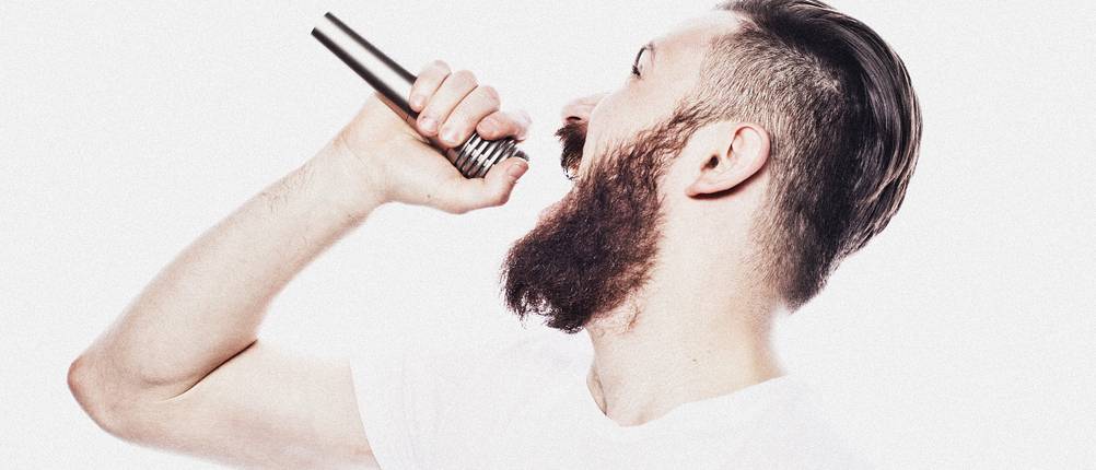 In gängigen Funkmikrofon-Tests im Internet werden Geräte, die über anmeldepflichtige Frequenzen sowie solche, die über anmeldefreie Frequenzen übertragen bewertet.