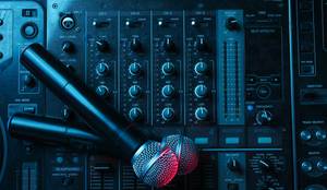 Das Funkmikrofon Anschließen an eine Audio-Anlage ist nicht schwer.
