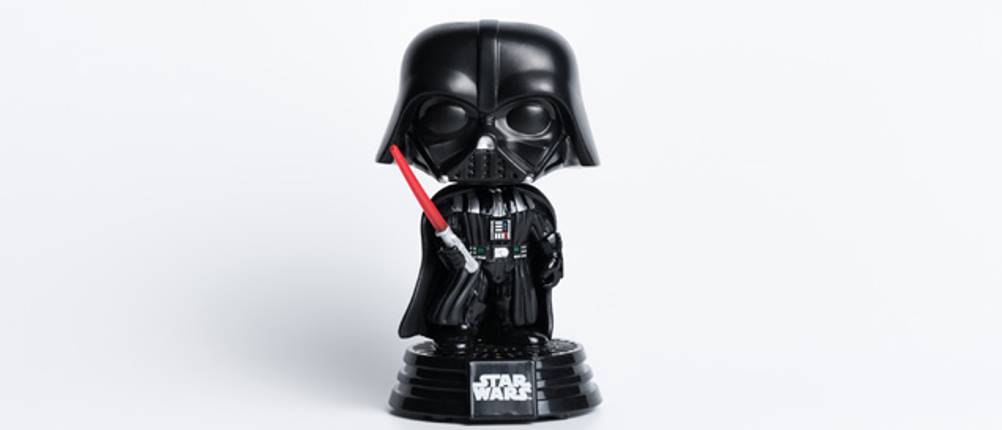 Funko-Pop-Star-Wars im Test: Eine Figur von Darth Vader mit einem roten Leuchtschwert.