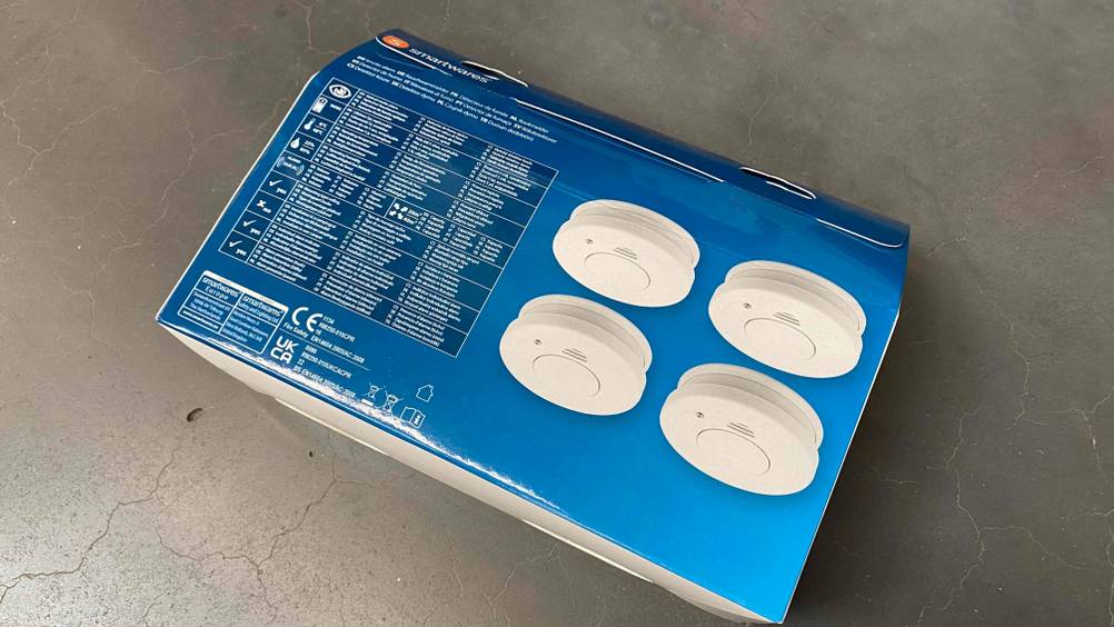 Ein Funkrauchmelder-Set im Test: Auf dem Boden befindet sich die Verpackungsrückseite von einem Funkrauchmelder-Set mit Anwendungshinweisen. 