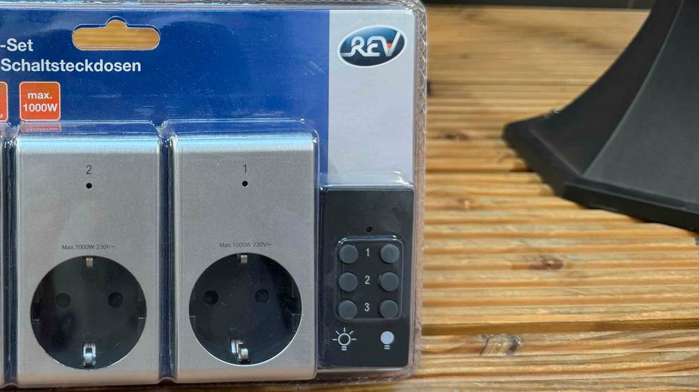 Funksteckdosen-Test: Nahaufnahme der Ferbedienung in der transparenten Originalverpackung.