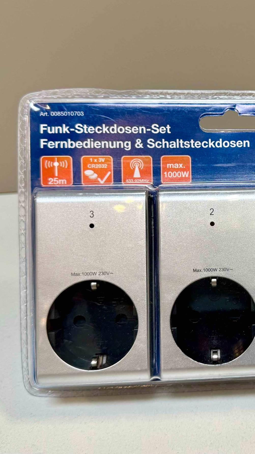 Eine Packung der getesteten Funksteckdosen in Nahaufnahme.
