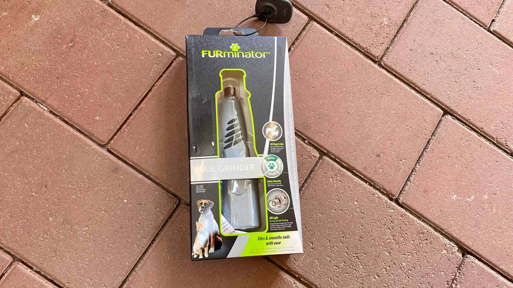 Ein verpackter Krallenschleifer für den Hund liegt zum testen auf einem Steinboden.