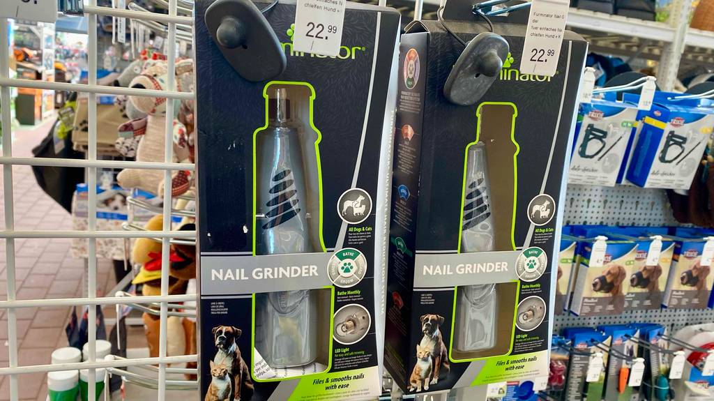 Krallenschleifer für den Hund im Test: mehrere verpackte Geräte hängen neben anderen Produkten in einem Lochwandregal.