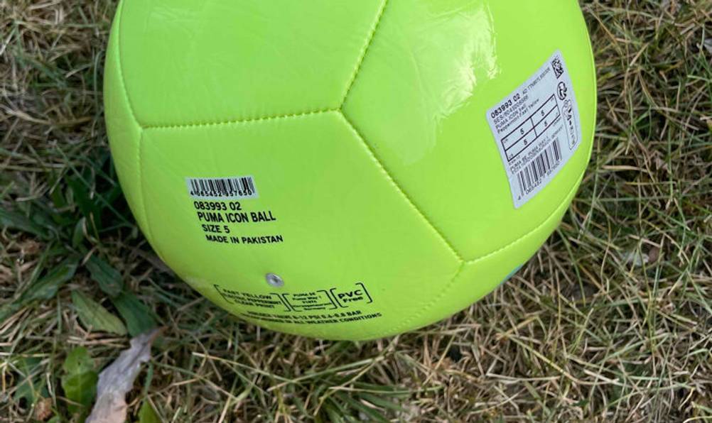 Nahaufnahme der Informationen auf dem Fussball im Test.