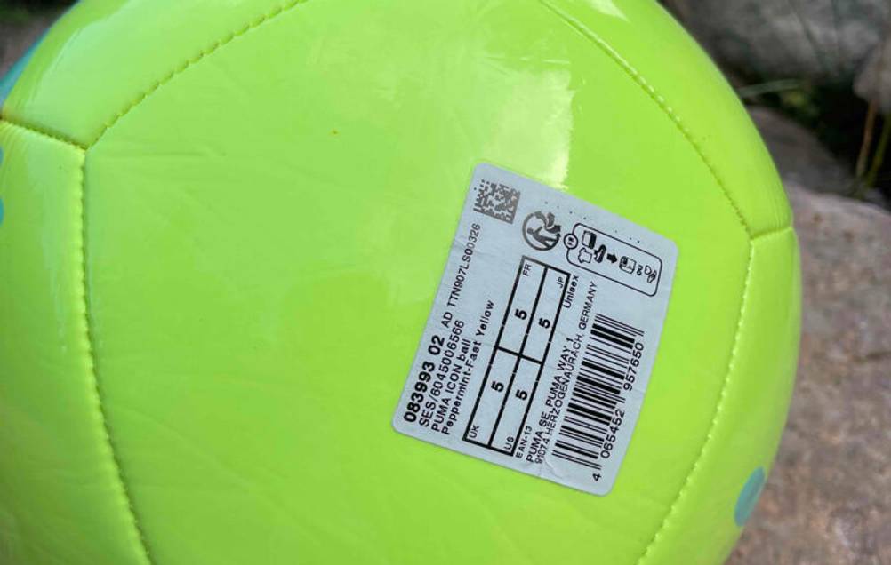 Fussball getestet: Nahaufnahme des Aufklebers mit Informationen.