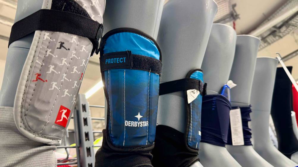 Der getestete Fußball-Schienbeinschoner an einem Plastikfuß.