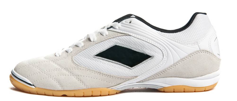 Ein einzelner getesteter Fußballschuh für Herren mit heller Sohle vor einem neutralen Hintergrund.